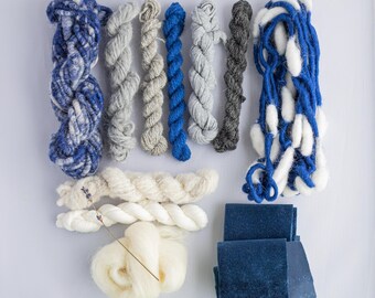 Königsblau, grau, weißes Garnpaket zum Weben, Textil und Faserbündel.