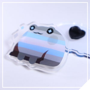 Demiboy Pride Frog // acrylspeld van 2 inch