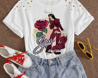 Könnte beinhalten: Weißes T-Shirt mit einem Grafikdruck von Selena, einer Sängerin, mit einem Mikrofon und Rosen. Der Text "Piper Velez" ist dreimal auf dem Shirt gedruckt.