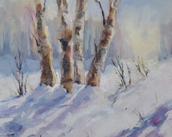 Puede incluir: Pintura al óleo de un paisaje invernal con abedules. Los árboles tienen corteza marrón claro y se alzan sobre un fondo nevado. La nieve está pintada en tonos blancos y azules, con largas sombras.