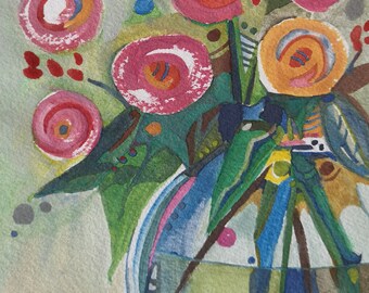 Op de afbeelding: Waterverf schilderij van een boeket roze, oranje en rode bloemen in een blauwe en groene vaas. De bloemen zijn gestileerd en hebben een speelse uitstraling. De achtergrond is lichtgroen.