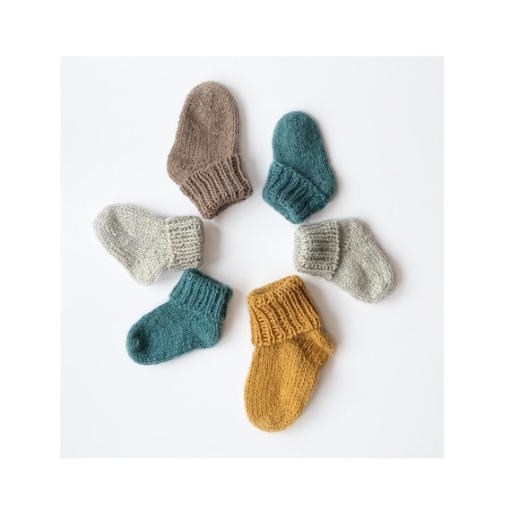 Newborn baby top socks knitting pattern