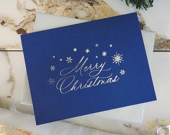 Tarjeta navideña con copo de nieve en lámina plateada – Azul marino Feliz Navidad