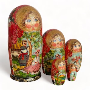 Può includere: Un set di cinque bambole russe tradizionali, o bambole matrioska. La bambola più grande è rossa con accenti dorati e presenta una scena dipinta di persone in un giardino. Le bambole sono dipinte con colori vivaci e presentano dettagli intricati.