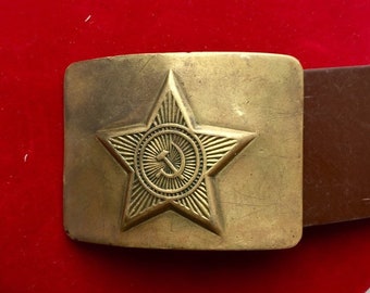 Soldato militare sovietico con la pistola latina СССР