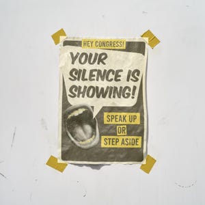 Op de afbeelding: Een gele en zwarte poster met de tekst "Hey Congress! Your Silence is Showing! Speak Up or Step Aside". De poster toont een grote open mond met een tong.