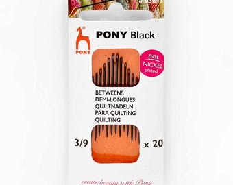 Pony nero tra gli aghi