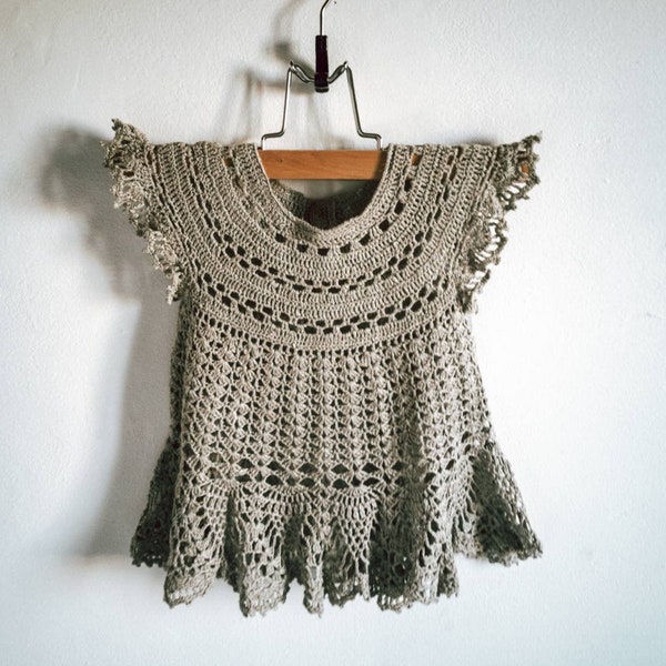 Une robe crocheté à la main pour bébé fille