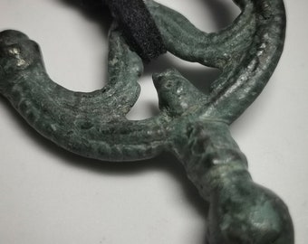 Antico manufatto vichingo, manufatto di orecchini slavi, ritrovamento archeologico, epoca vichinga