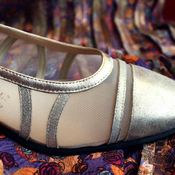 vintage 1960's gold pumps  low heels wedding shoes