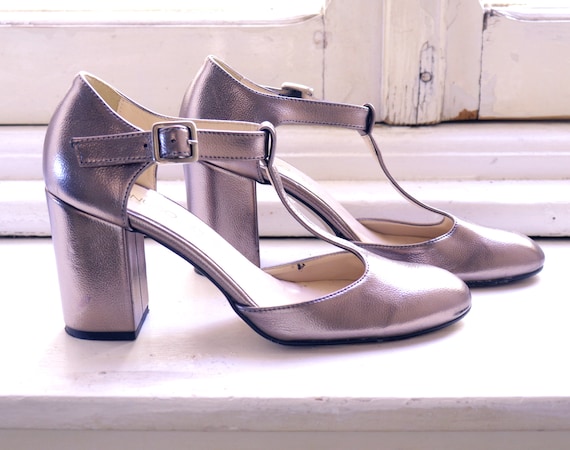 vintage silver leather flapper shoes, vintage grea