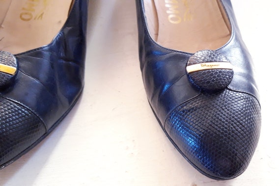 ferragamo navy pumps