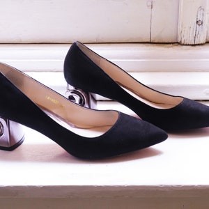 zwarte suède pumps chunky chain lage hakken
