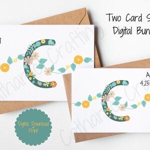 Può includere: Due modelli di biglietti digitali stampabili con la lettera C decorata con una ghirlanda floreale. I biglietti sono disponibili in due dimensioni: A7 (5x7 pollici) e A2 (4,25x5,5 pollici).