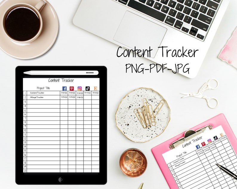 Pu&ograve; includere: Un portafoglio rosa con un foglio bianco per il tracciamento dei contenuti. Il foglio ha colonne per il titolo del progetto, Facebook, Pinterest, Instagram, TikTok e e-mail. Il foglio &egrave; su una superficie bianca con un laptop, una tazza di caff&egrave; e un paio di forbici.