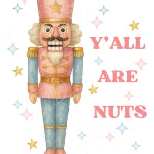 Może przedstawiać: Akwarelowa ilustracja różowo-niebieskiego żołnierza do dziadków do orzechów z gwiazdą na kapeluszu. Tekst "Y'all Are Nuts" jest w kolorze różowym. Pastelowe gwiazdy w kolorze różowym, niebieskim i żółtym otaczają dziadka do orzechów.