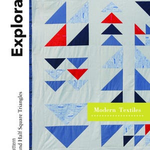 Pode incluir: Um padrão de colcha com um design geométrico com triângulos azuis, vermelhos e pretos. A colcha é feita com um fundo de tecido branco e tem o texto "Modern Textiles" impresso em uma faixa amarela na parte inferior.