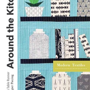 Puede incluir: Un bloque de acolchado con un diseño textil moderno sobre un fondo turquesa y tres estantes. Los estantes están decorados con varios patrones y diseños geométricos, incluyendo una planta en maceta, libros y un par de tijeras. El texto "Modern Textiles" se muestra en una pancarta amarilla.