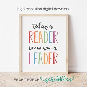 Peut inclure: Une affiche encadrée avec les mots "today a READER tomorrow a LEADER" en lettres colorées. L'affiche est dans un cadre en bois clair et porte le texte "high resolution digital download" en haut et "FRONT PORCH scribbles" en bas.