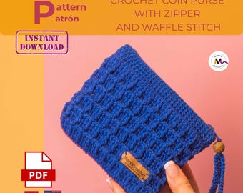 Puede incluir: Un monedero de ganchillo azul con cremallera y punto de gofre. El bolso tiene una cuenta de madera y una borla. La imagen incluye el texto "Pattern", "Instant Download" y "Crochet Coin Purse with Zipper and Waffle Stitch".