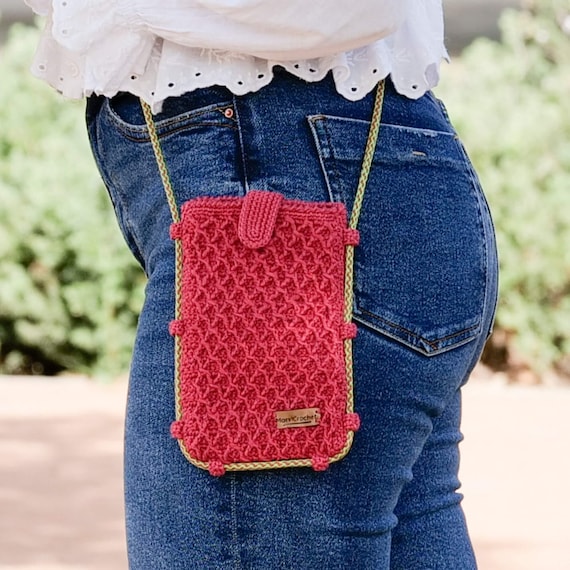 Ver en Etsy: Crochet phone bag crossbody with strap, handmade cell phone pouch with lining and magnetic closure. Artisan small bag for everyday use Crochet phone bag crossbody with strap, handmade cell phone pouch with lining and magnetic closure. Artisan small bag for everyday use