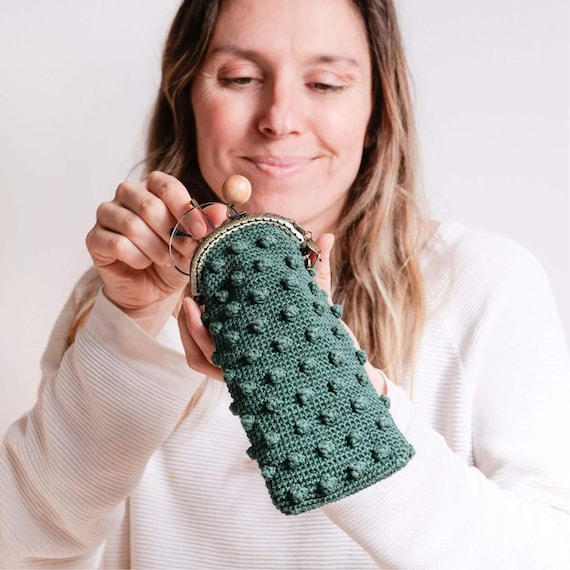 Ver en Etsy: Handmade crochet glasses case for women in cotton with popcorn stitch. Multiple colors available Handmade crochet glasses case for women in cotton with popcorn stitch. Multiple colors available