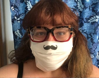 Maska na twarz Mustache (lub gładka). Podwójna warstwa materiału, nadająca się do prania z kieszonką na filtr. Opcjonalny drucik na nos.