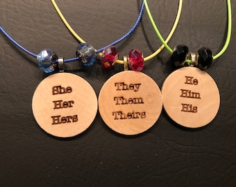 Sznurowadła tożsamościowe.. Mamy na myśli naszyjniki.