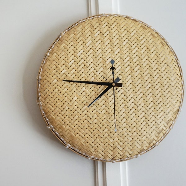 Grande horloge style ethnique chic fait main en bambou
