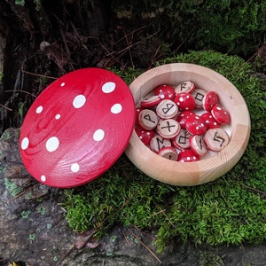 Pilz Rot Holz Rune Set Maple Norse + Box Handgemalt