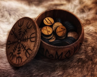 Handgedrehte Erlenholzschachtel mit 24 dunklen Holzrunen Runde kleine Runen Wikinger Runen | Ältere Futhark Runen