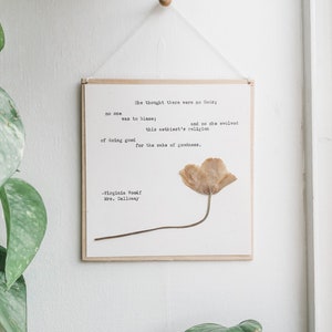 virginia woolf, sra. dalloway; cartel de la literatura, herbario de arte de flores prensado, impresión de cita personalizada, decoración de apartamento de máquina de escribir, regalos de escritor