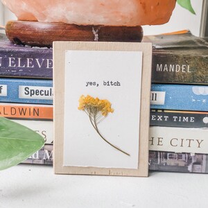 Sì, puttana; arte macchina da scrivere, regalo divertente, regalo di amicizia, arte floreale pressata, arte murale floreale, carta irriverente, arredamento muro divertente, arte parete