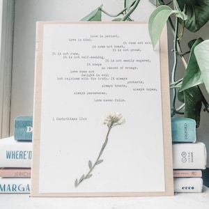 liefde is geduldige liefde is vriendelijk, 2e verjaardag geschenk, bijbel vers muur kunst, minimalistische galerie muur, geperste bloem kunst herbarium