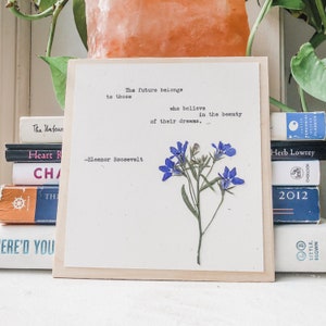 eleanor roosevelt, il futuro appartiene a coloro che credono nella bellezza dei loro sogni; macchina da scrivere arte, citazione fiore, stampa roosevelt