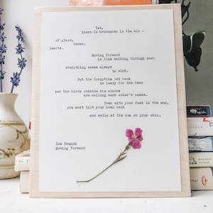 ramo zoe, andando avanti; opere d'arte originali, arte macchina da scrivere, stampa floreale pressata, arte murale floreale, arte poesia, stampa poesia, regalo scrittore