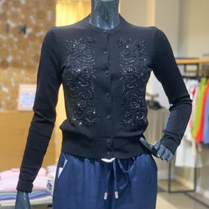 手作りの刺繍アーニースタイルカーディガン - ユニークなビーズデザインのブラックセーター。