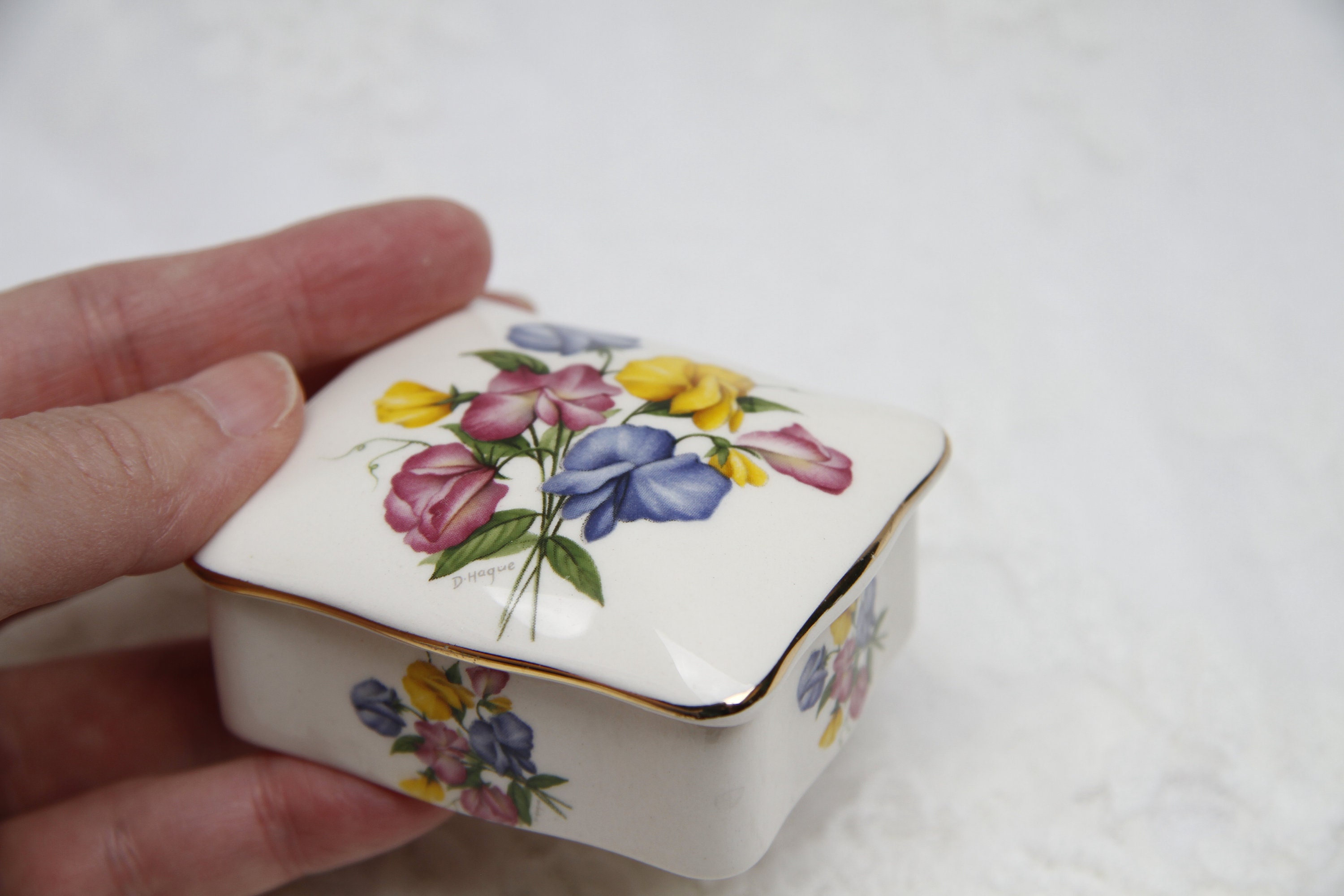 Vintage Trinket Box. Ceramic, Porcelain, China. Floral. Jewellery. Home