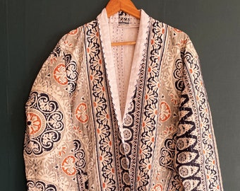 Soldes de Noël !! Les femmes portent une veste courte matelassée ouverte, une veste courte matelassée indienne kantha faite main, une robe à imprimé block, un tailleur manteau court d'hiver