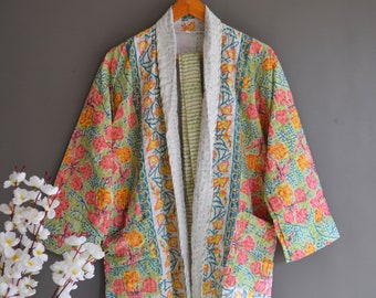 Les femmes portent un kimono à imprimé Jaipuri, une veste courte matelassée indienne en kantha fait main, une robe à imprimé block, un tailleur manteau court d'hiver