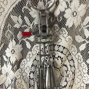 VINTAGE 1950s MAYNARD HAND CRANK MIXER Egg BEATER, PINK HANDLED for Sale in  Rancho Cucamonga, CA - OfferUp