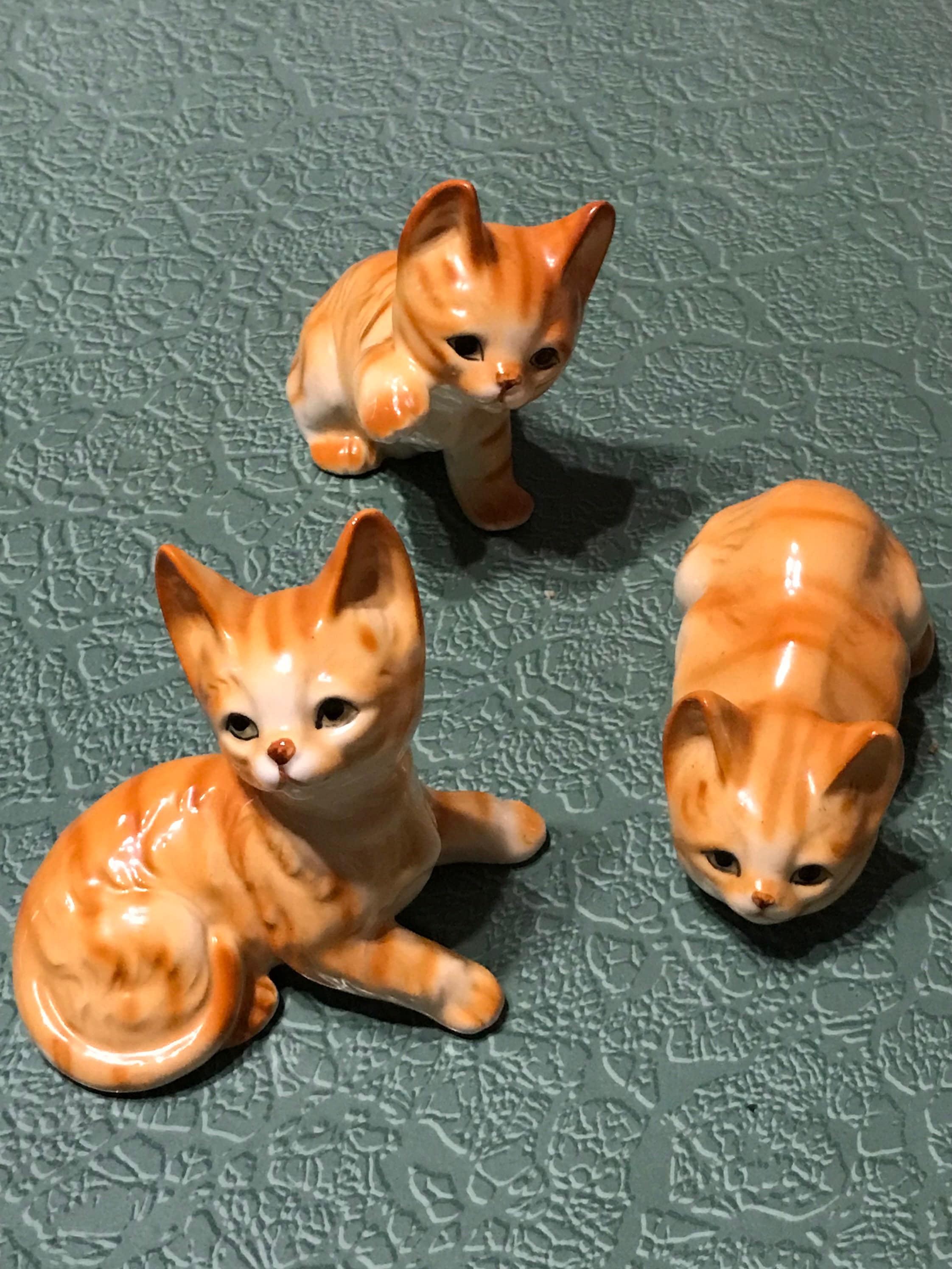 Trio de chats en porcelaine dans panier fourrure rose