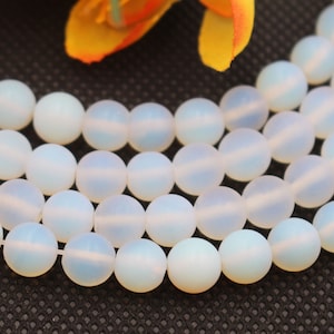 Cuentas redondas lisas de opalita natural mate de 4 mm, 6 mm, 8 mm, 10 mm y 12 mm, blancas. Venta al por mayor de cuentas de opalita. Suministro de cuentas en tiras de 15 pulgadas.
