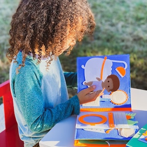 Libros tranquilos de casa de muñecas portátiles con muñecas personalizadas, muñeca multicultural, libro ocupado, muñeca diversa, juguete de bebé de fieltro personalizado, regalo para niños