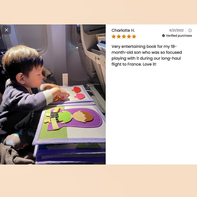 Pu&ograve; includere: Un libro di attivit&agrave; in feltro per bambini con forme e figure colorate. Il libro &egrave; aperto, rivelando elementi interattivi come una fibbia e forme in feltro. Il testo sull'immagine dice "Very entertaining book for my 18-month-old son who was so focused playing with it during our long-haul flight to France. Love it!"