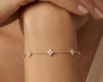 Flower Charm Bracelet 18k Gold or Silver – Dainty Adjustable Chain Bracelet With Floral Crystals, Wedding Flowers, Bridesmaid Gift