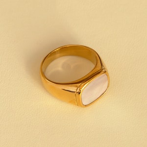 Mother Of Pearl Wide Signet Ring Waterproof Tarnish Resistant Hypoallergenic Statement Ring Bold Jewellery Elegant Aesthetic image 2