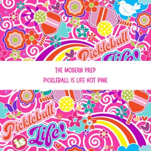Pode incluir: Um design gráfico vibrante em rosa choque com raquetes de pickleball, bolas, flores e arco-íris. O texto "Pickleball is Life" é exibido em destaque, juntamente com "The Modern Prep" e "Pickleball is Life Hot Pink".