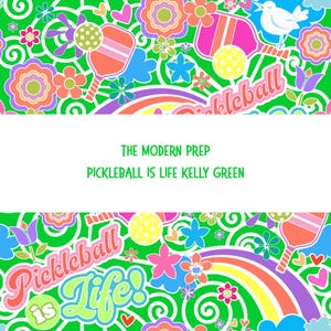 Puede incluir: Un diseño gráfico colorido con el texto "Pickleball is Life!" y "The Modern Prep". El diseño presenta palas de pickleball, pelotas, flores, un arcoíris y un pájaro blanco sobre un fondo verde.