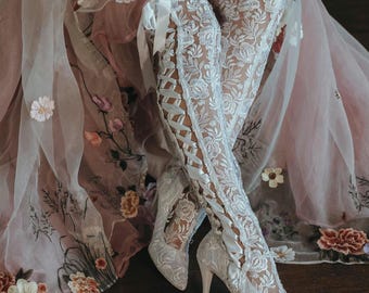 Botas de novia blancas por encima de la rodilla con encaje: zapatos de boda vintage de tacón medio de House of Elliot
